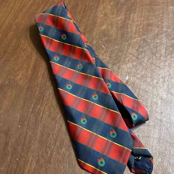 Christmas Wreath Tie   - Picture 1 of 5